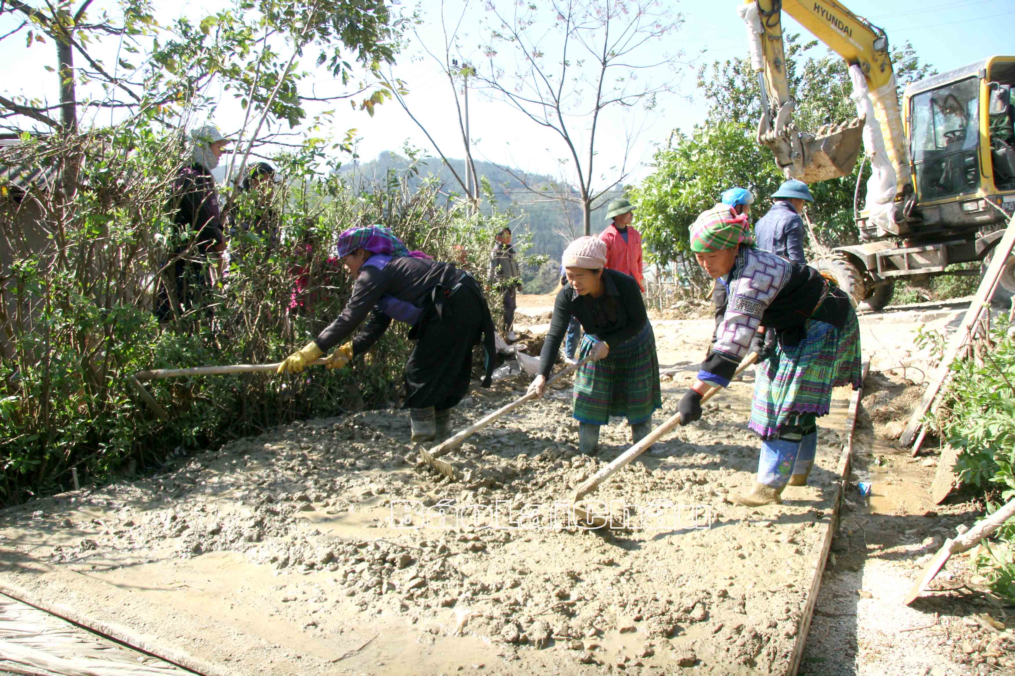 Đồng bào dân tộc Mông chung sức xây dựng nông thôn mới từ việc góp công làm đường giao thông.